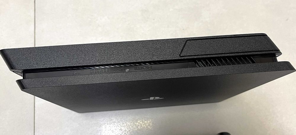 Play Station 4 Slim 500GB + 4 gamepads