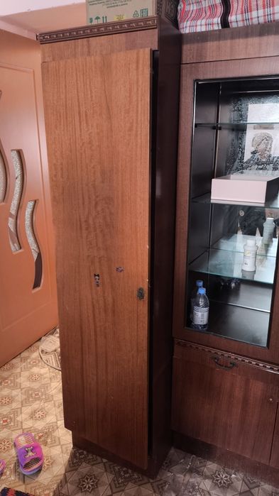 Старый шкаф возможно антикварный