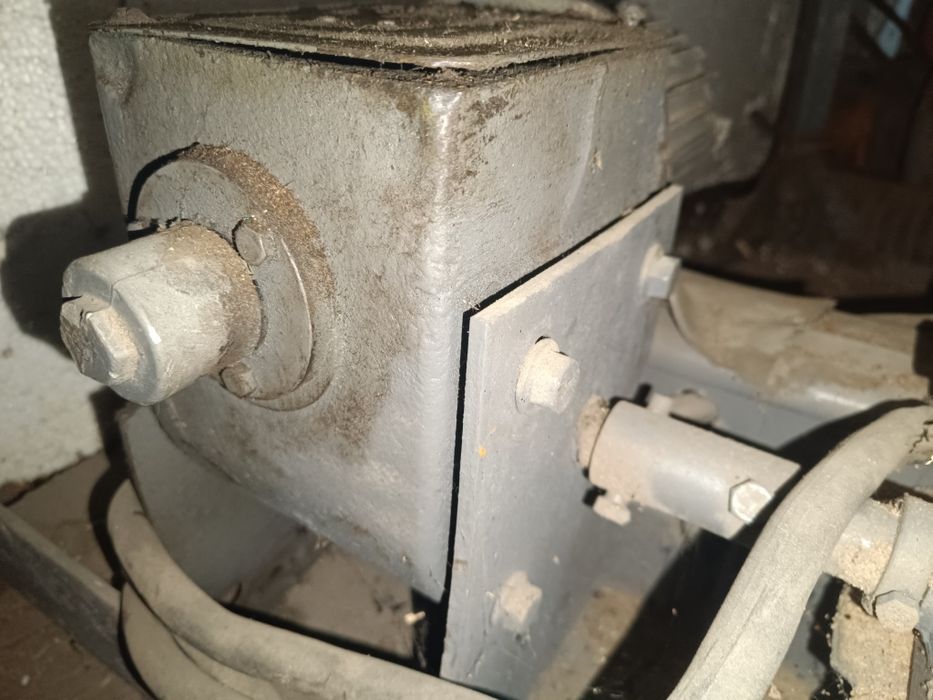 Редуктор с двигателем