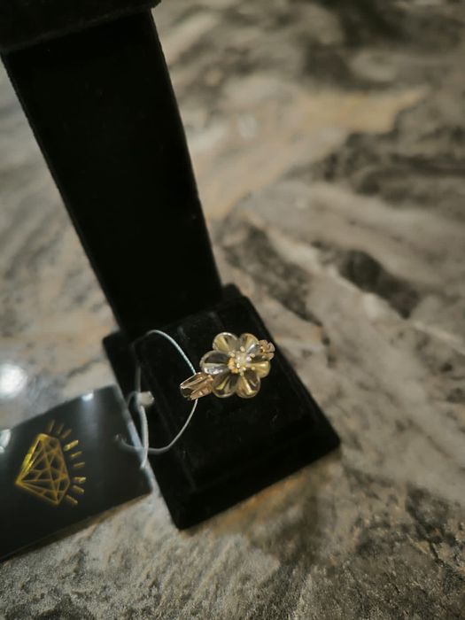 Золотое кольцо с бриллиантом