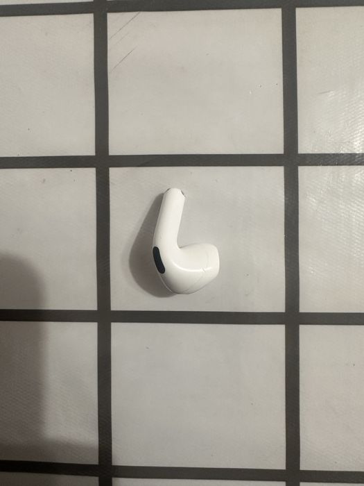 Левый наушник airpods 4