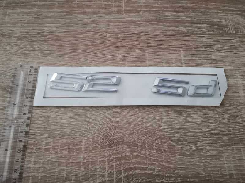 сребриста емблема BMW 525d