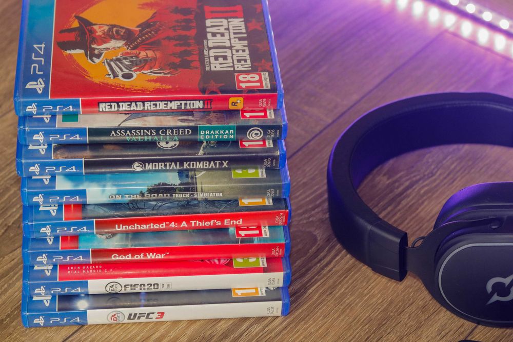 PlayStation 4 Slim 500GB – Stare Excelentă + 2 Controllere + Căști AQIRIS + 8 Jocuri