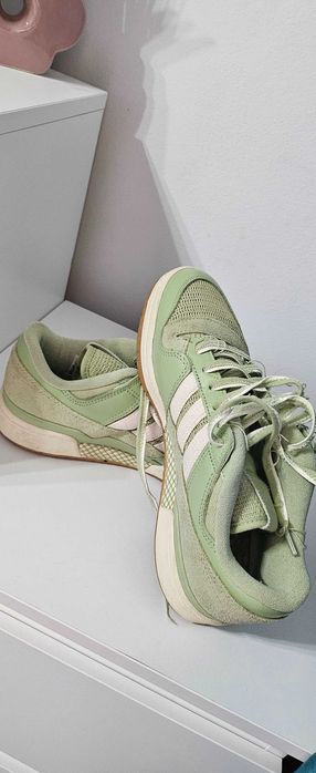 Adidas perforați (pentru vară)