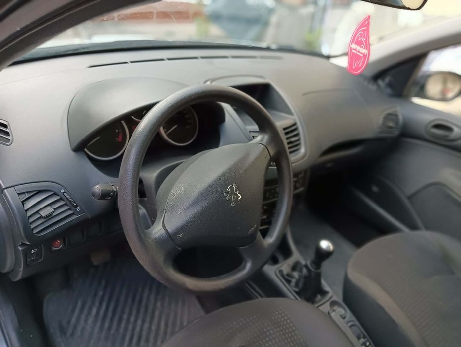 Vând peugeot  206+ an 2011 motor 1.4 benzina  km reali 105.000 distribuția schimbata la 96.000 FISCAL PE LOC  0749 300 646