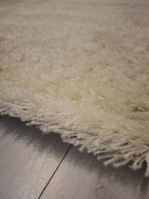 Рошави бели пътеки и килим