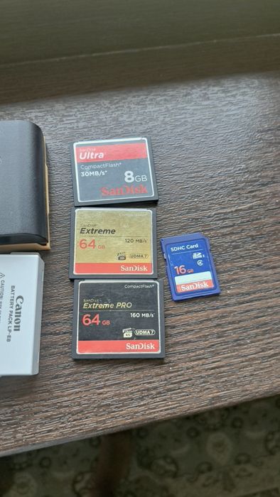 Продам фотоаксессуары и карты памяти SanDisk