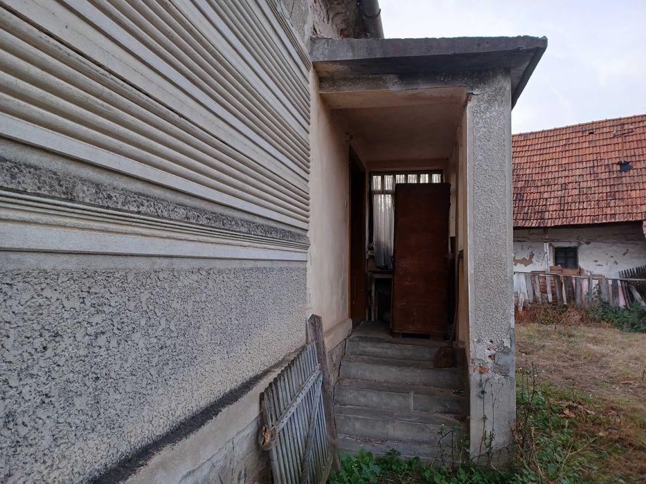Casă de vânzare în localitatea Julița, comuna Vărădia de Mureș, județul Arad.