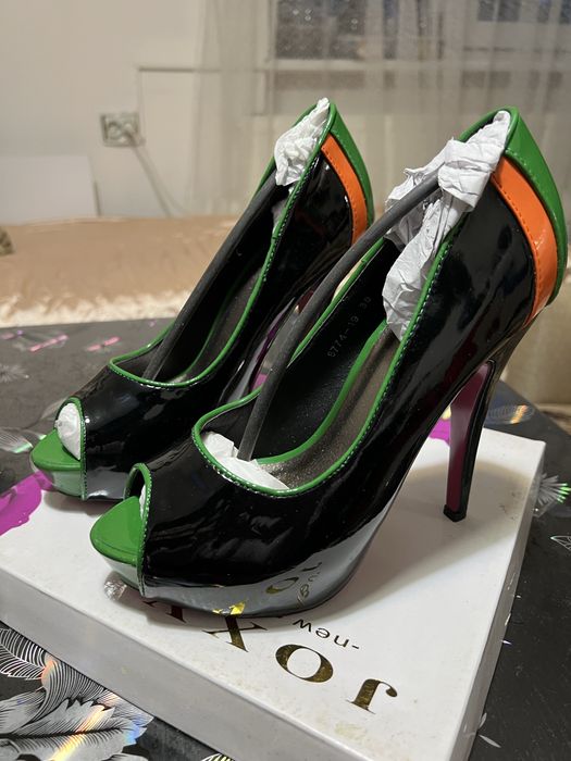 Нови дамски обувки на платформа