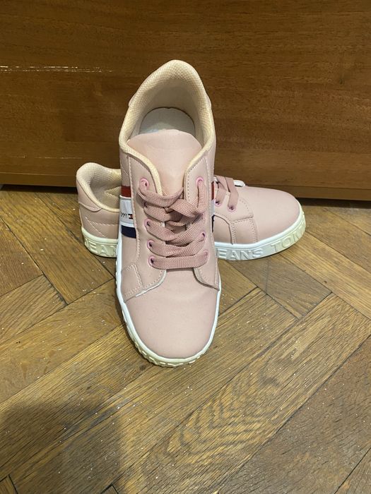 Маратонки номер 35 ,имат леко пожълтяване на подметките нови не са нос