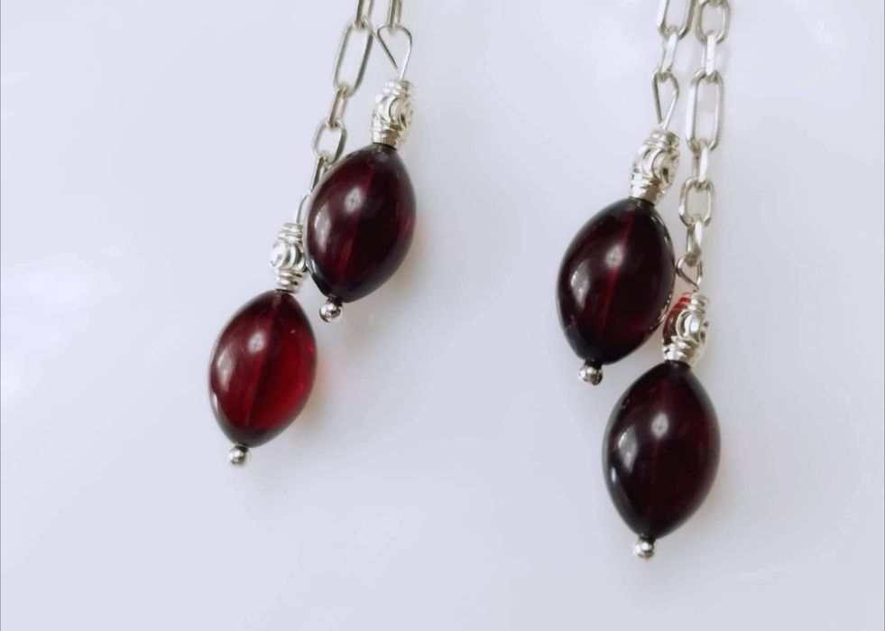 Vechi cercei lungi argint 925, cu picaturi de chihlimbar presat de culoare rosu cherry, stil maslina