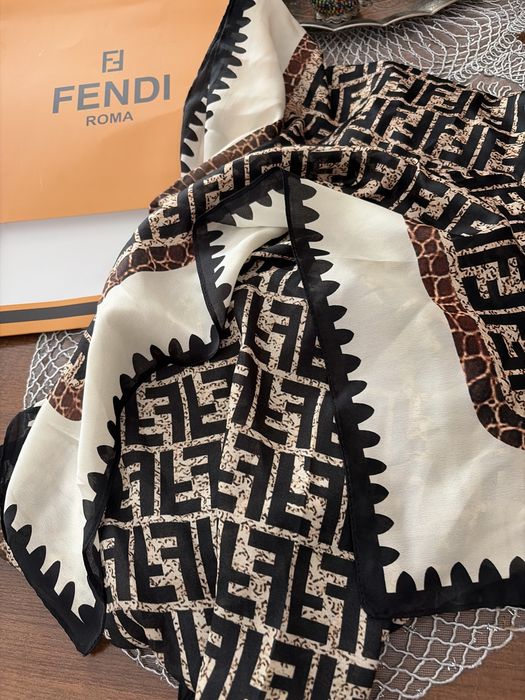 Esarfa din matase, Fendi