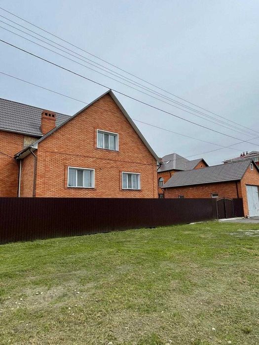 Просторный двухэтажный дом в отличном районе