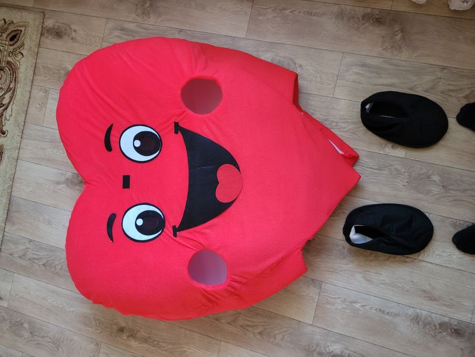 Продам костюм аниматора " Сердечко"