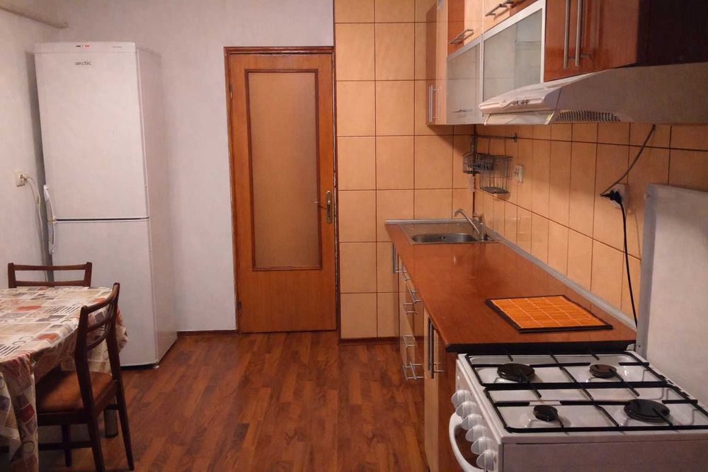 Proprietar, închiriez apartament decomandat 80 mp 3 camere etaj 3 str Brăilei Micro 18 Galati