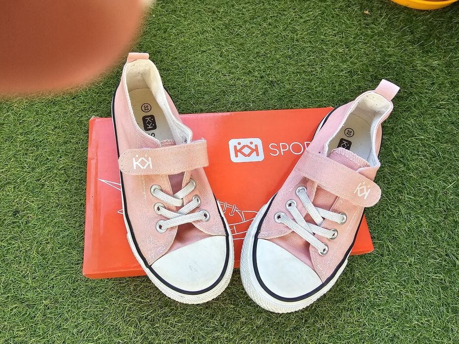 Продавам детски гуменки за момичета