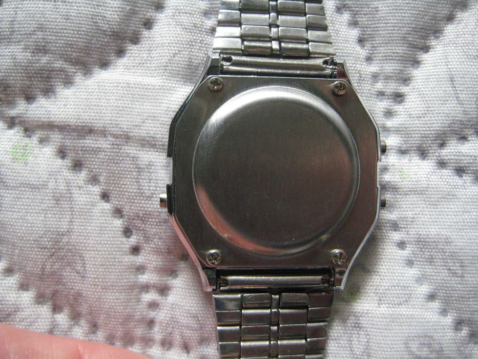 Продавам мъжки ръчен кварцов електронен часовник