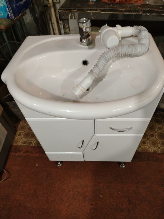 Продам раковину с тумбочкой б/у