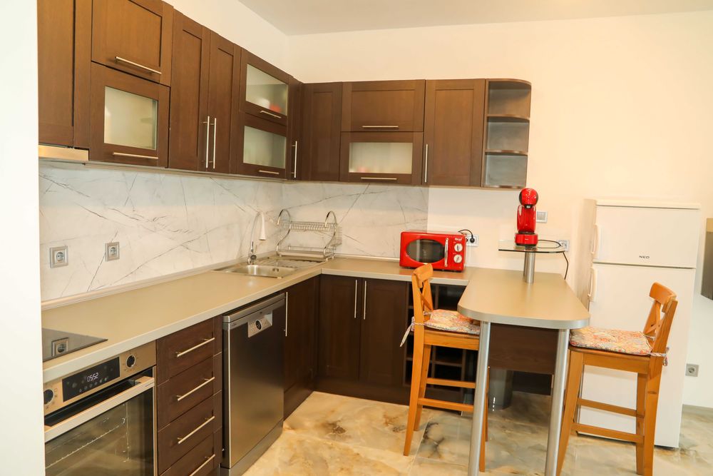 Под Наем тристаен апартамент на първа линия в Равда