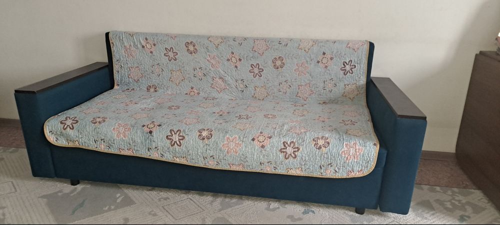 Диван с подушками