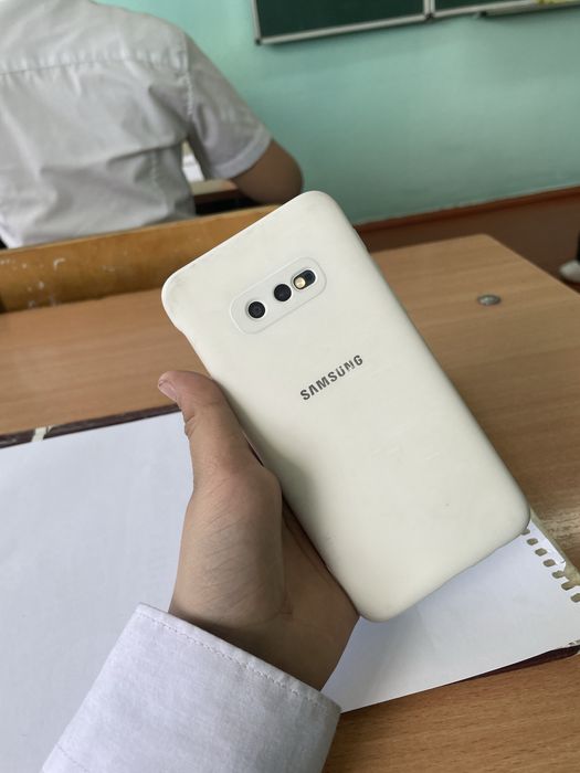 Телефон самсунг с10е