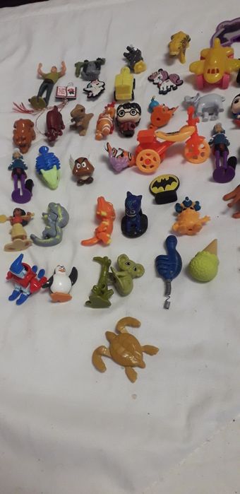 Lot 47 figurine Kinder