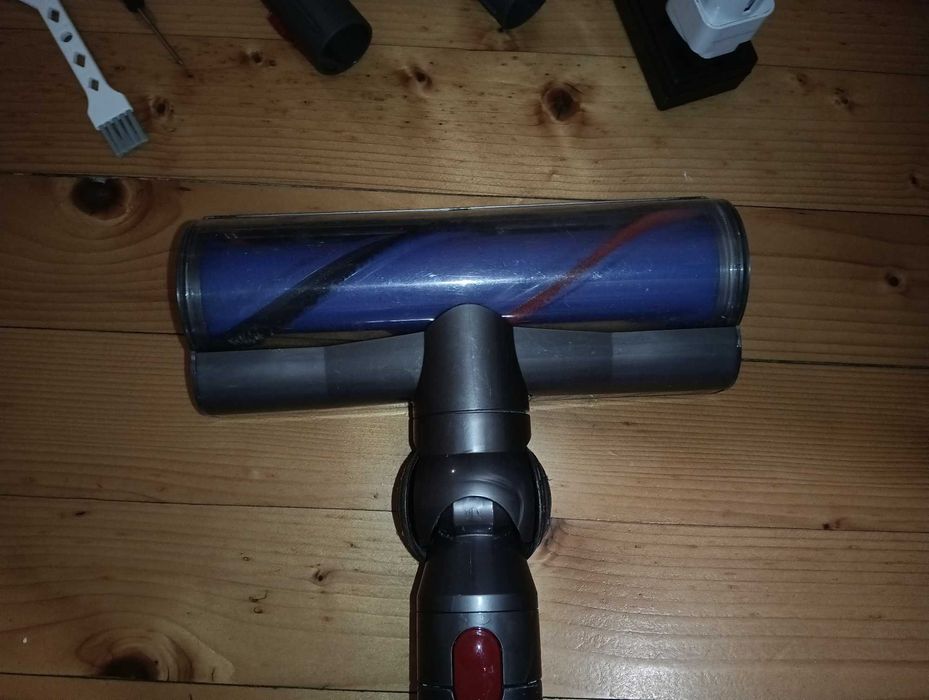 Отлична прахосмукачка Dyson V10 с добра оригинална батерия и аксесоари