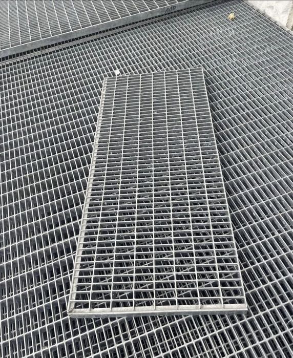 Vindem grătare zincate galvanizate la ori ce dimensiuni se debitează și la comanda clientului și facem și trepte zincate pentru scari metalice și grăt