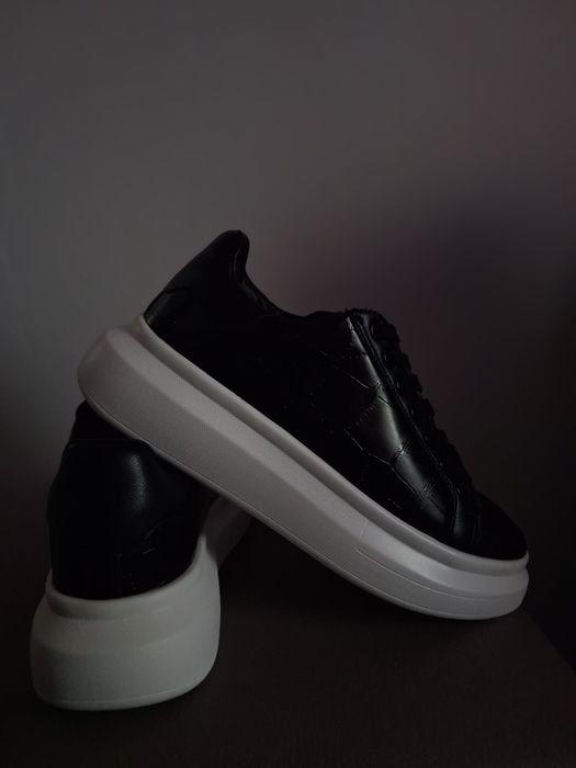 Adidași, preț negociabil
