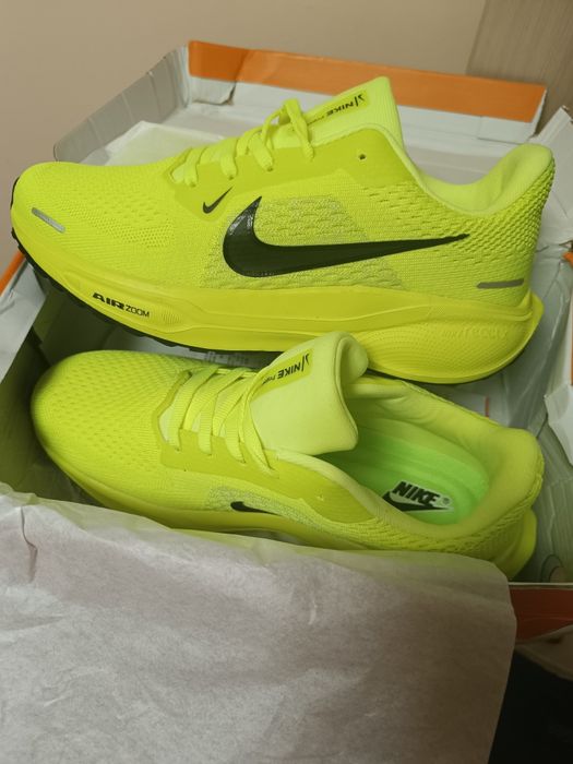 Кроссовки Nike чёрные и зелёные