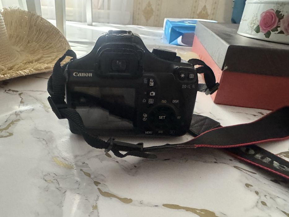 Canon 1100D продам