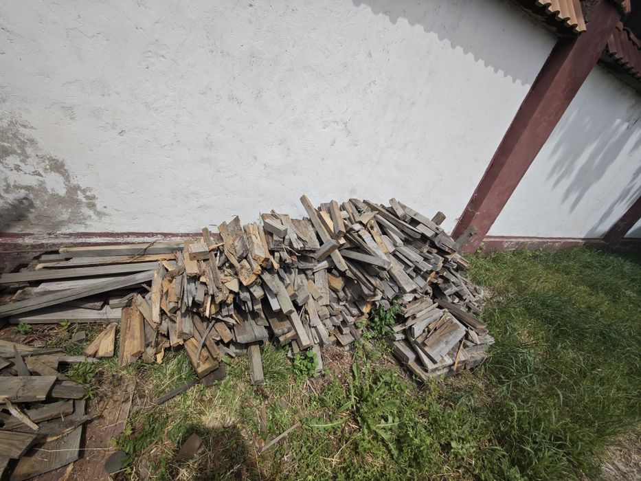 Доски из дерева необрезанные