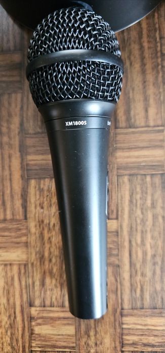 вокални динамични микрофони BEHRINGER Ultravoice XM1800s работи от Гер