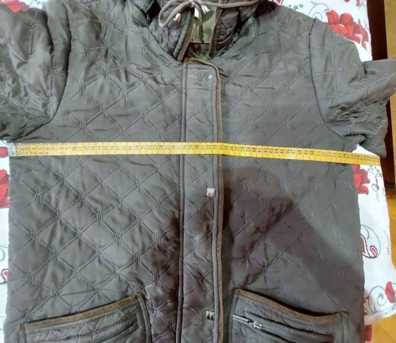 Scurtă dama cu glugă, potrivită pt mărimea  XL.