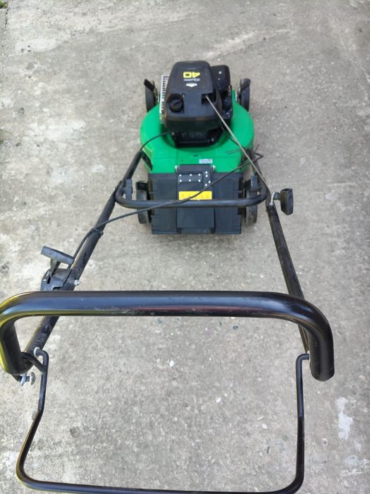 Mașina tuns iarba , gazonul