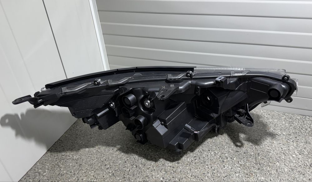 Far stânga Toyota Rav 4 facelift full led