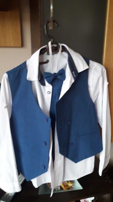 Костюми - 2 бр. пълни комплекти с риза.