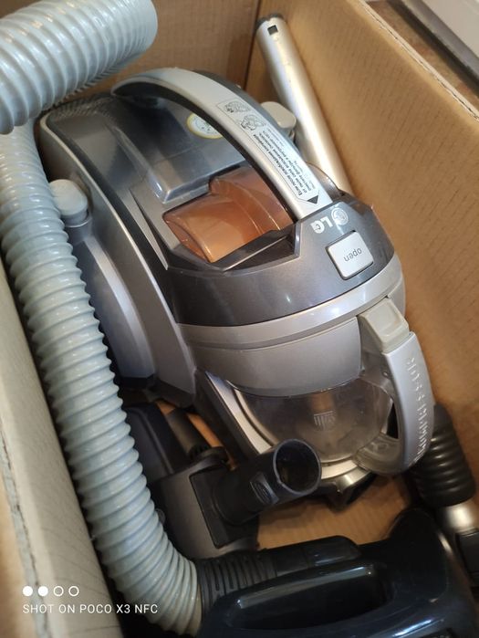 Пылесос с контейнером в безупречном состоянии