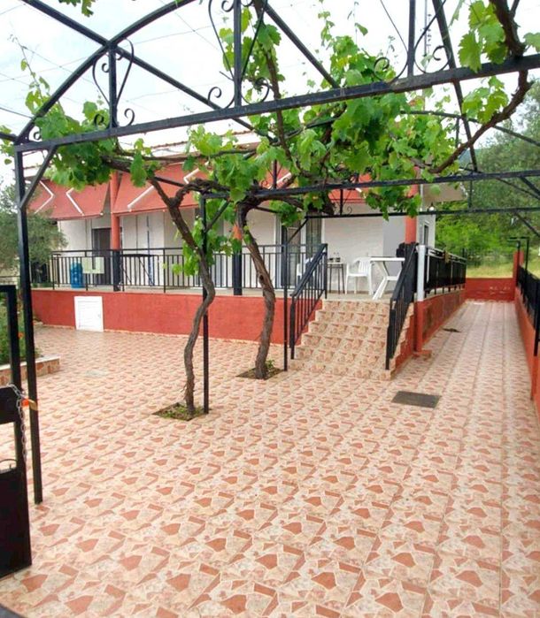 Продава къща с площ 79 м2 и двор 200 м2 в Аспровалта, Гърция