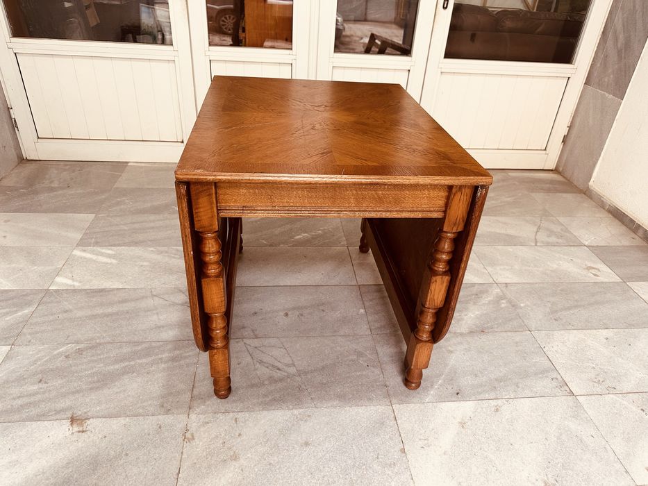 Разтегателна дъбова трапезна маса с падащи плотове