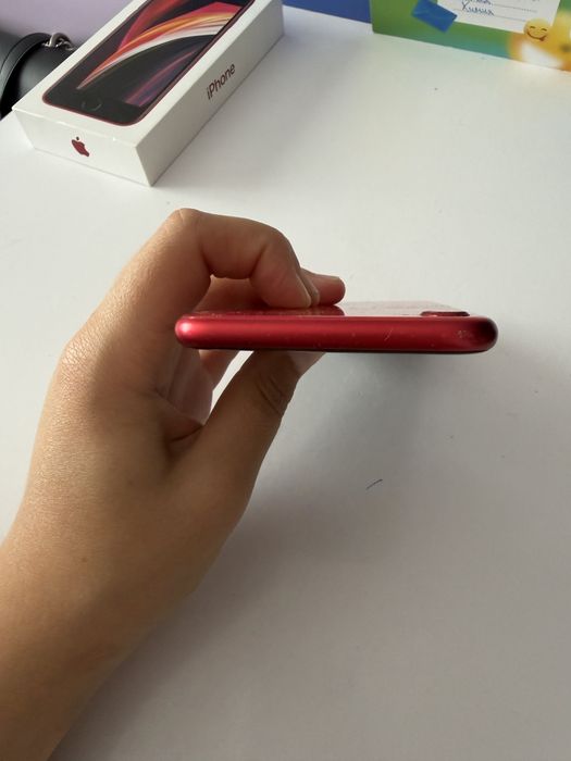 iPhone SE 2020 червен