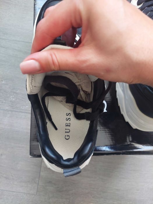 Sneakers Guess,o singura purtare