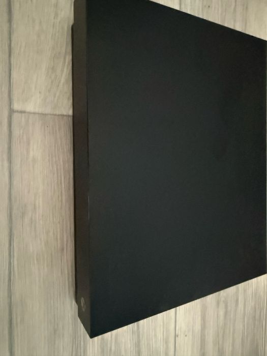 Продам X box one x,не работает.