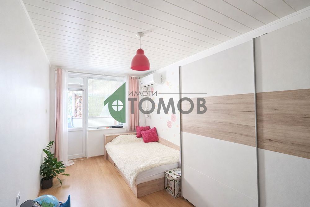 Просторен тристаен апартамент в района на Центъра