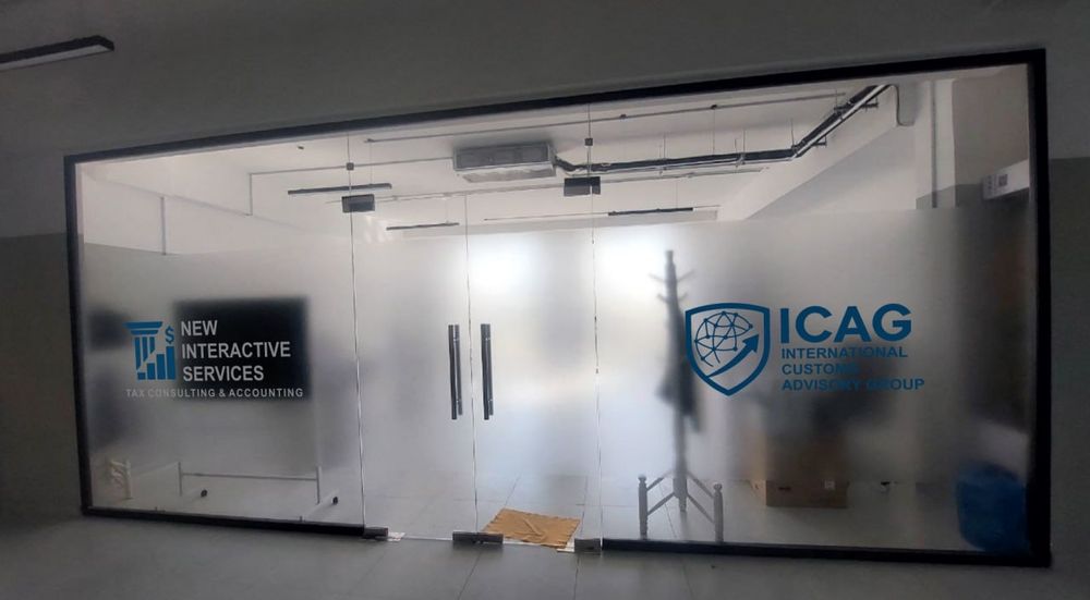 Tashqi reklama va ofec uchun tumankalar yopishtirish xizmatlari