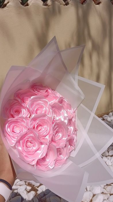 Букети от сатенени рози