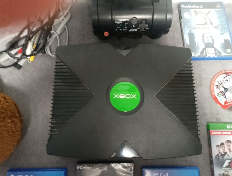 Vând console și jocuri video pentru doritori