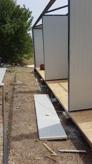 Vând case de locuit pe structură metalică învelită cu panouri sandwich