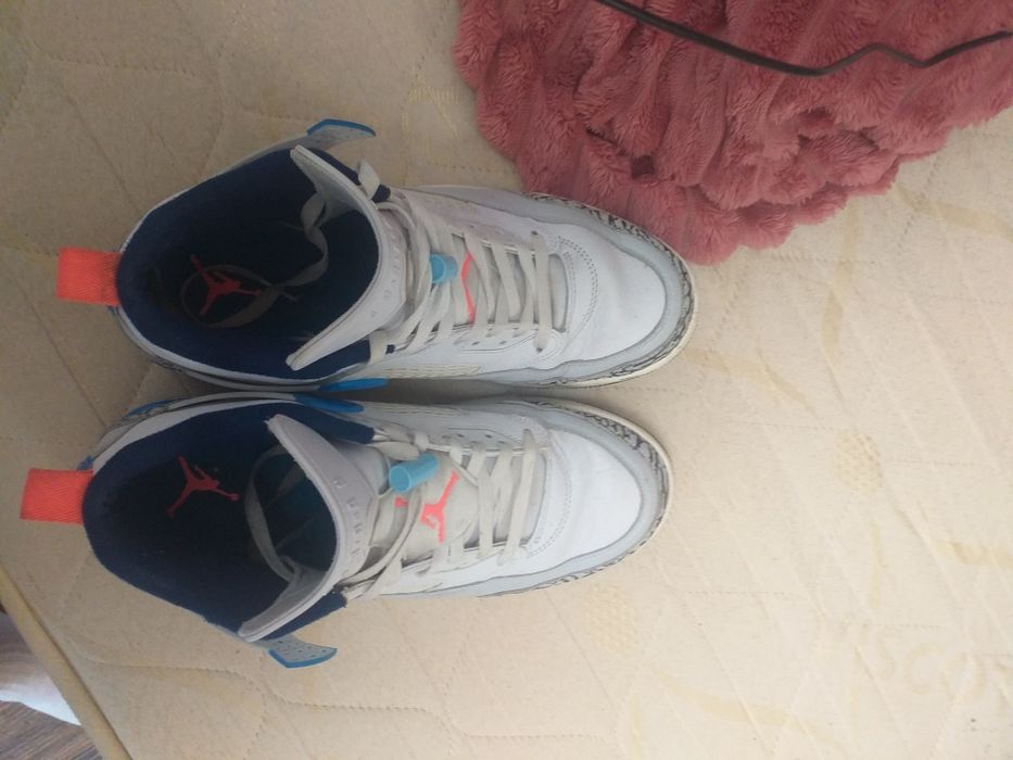 Vand jordani 4 spizike low,stare 8/10,marimea 43 44 ,pret 150-200 ,Cu tot cu cutie doar in Iasi