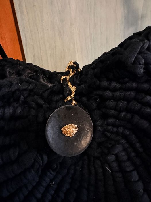 Geanta neagră crossbody handmade croșetată cu franjuri